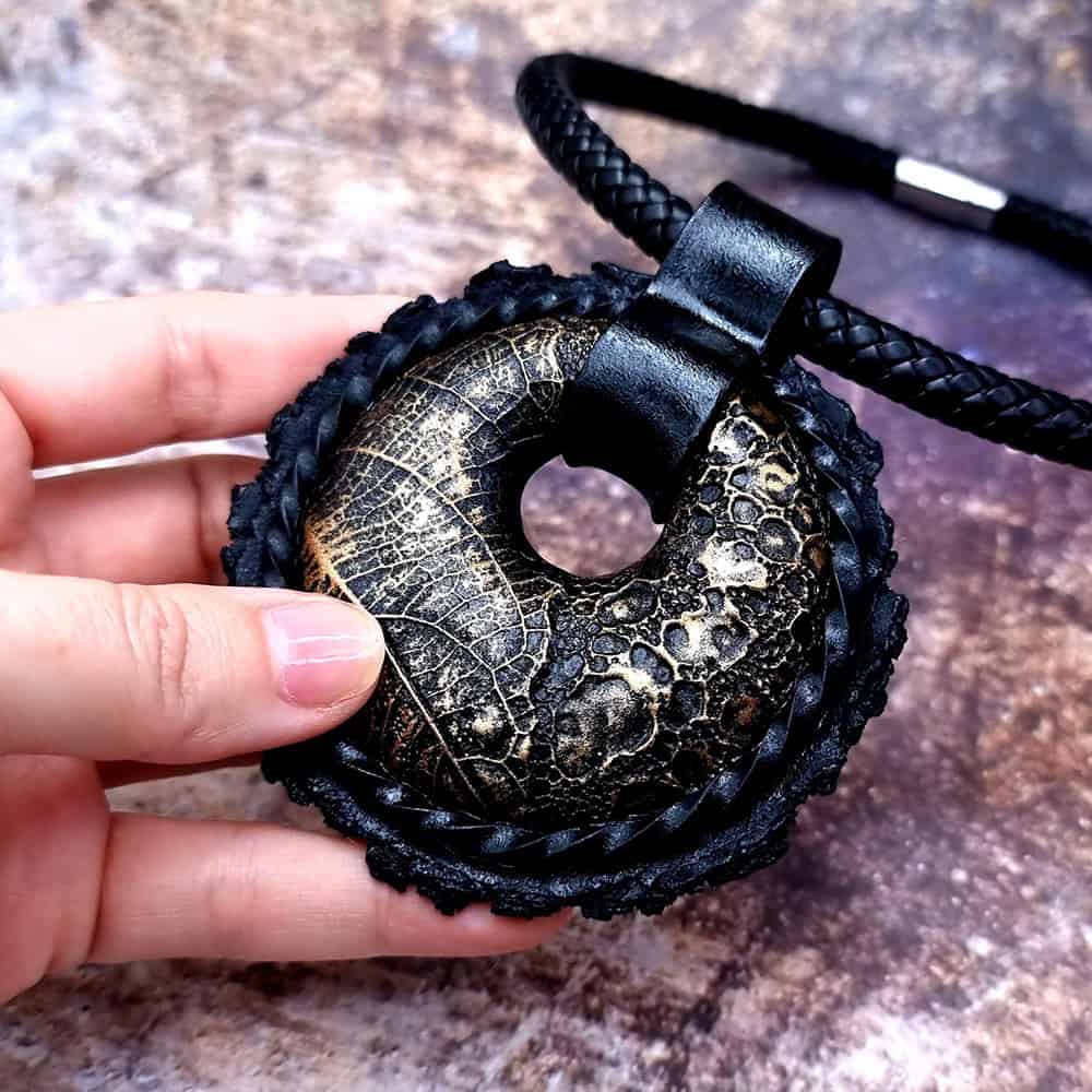 Round Leaf Black Pendant Pendant SweetyBijou Jewelry   